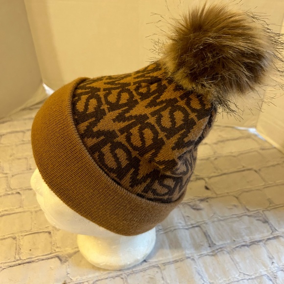 STEVE MADDEN LOGO FAUX FUR POM BEANIE HAT BROWN/CARMEL ONE SIZE - Picture 6 of 8